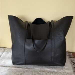 Banana Republic Classic Black Leather Tote EUC